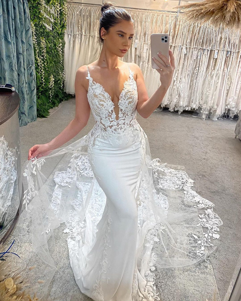 Amazing Long White V-neck Spaghetti Straps Mermaid Sleeveless Wedding Dress With Lace