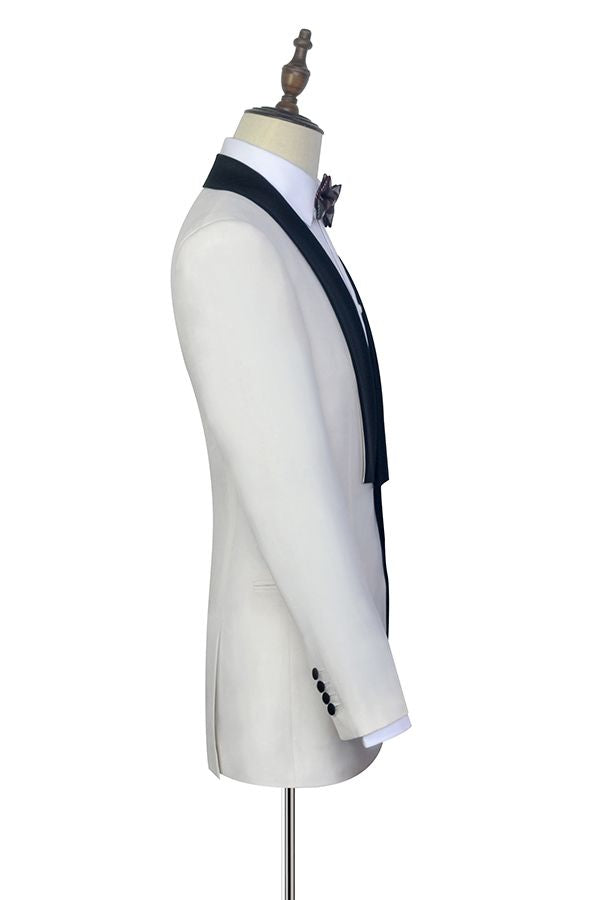 This Black Knife Collar Well-cut White Wedding Suits for Men, One Button Wedding Tuxedos at stylesnuggle comes in all sizes for prom, wedding and business. Shop an amazing selection of Shawl Lapel Single Breasted White mens suits in cheap price.