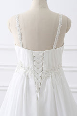 stylesnuggle.com supplies you Chiffon Wedding Dresses Straps Bridal Gowns at reasonable price, this dress will make your guests say wow. The Straps bodice is thoughtfully lined, and the Floor-length skirt with Appliques to provide the airy, flatter look of 30D Chiffon.