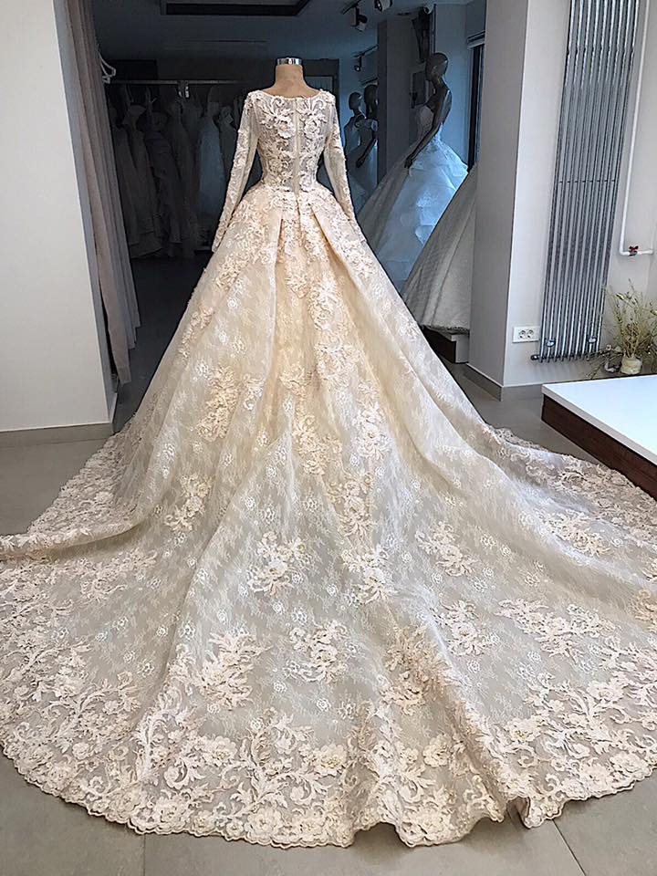 This Scoop Long Sleevess Appliques Ball Gown Wedding Dresses at stylesnuggle.com, this dress will make your guests say wow. The Scoop bodice is thoughtfully lined, and the Floor-length skirt with Appliques to provide the airy, flatter look of .