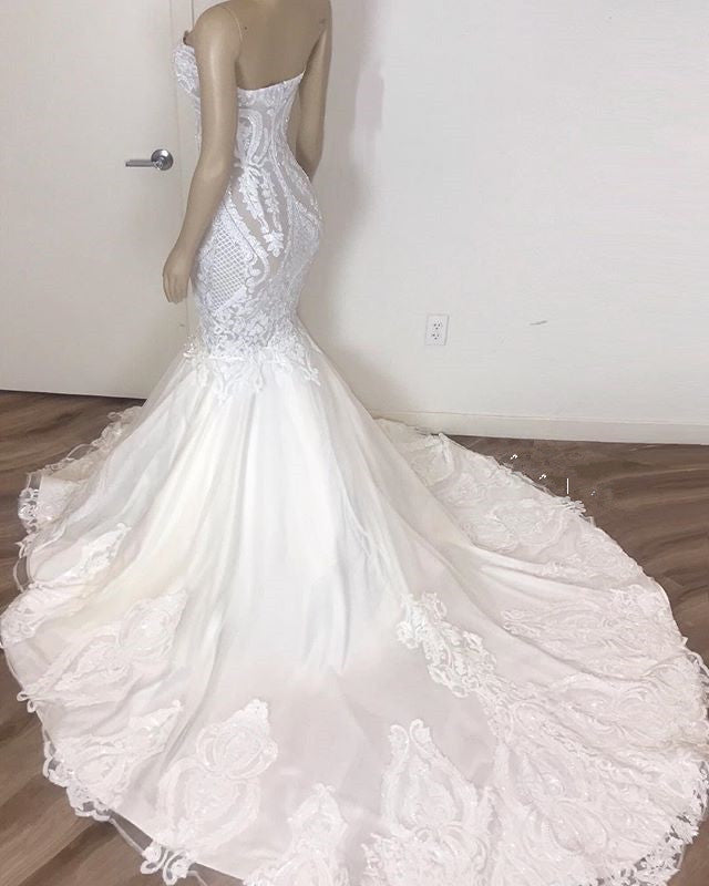 Wanna get a perfect dress for big day? We meet all your need with this Sleeveless Sweetheart Lace Appliques Mermaid Wedding Dress.