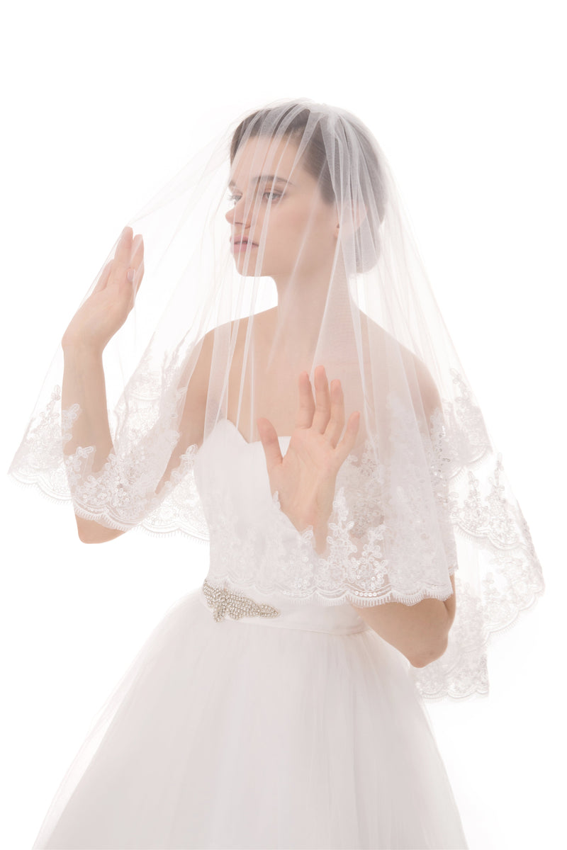 Cora Elegant Short Lace Wedding Veil-stylesnuggle