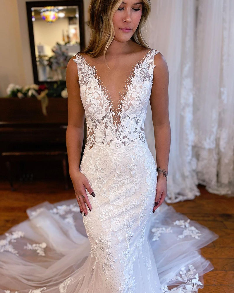 Elegant Long Mermaid V-neck Sleeveless Lace Wedding Dress-stylesnuggle