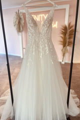 Fabulous Sweetheart Long V-Neck Sleeveless Lace Wedding Dresses Online-stylesnuggle