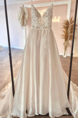 Fabulous V-Neck Spaghetti-Straps Sleeveless Long Lace Wedding Dresses Online-stylesnuggle