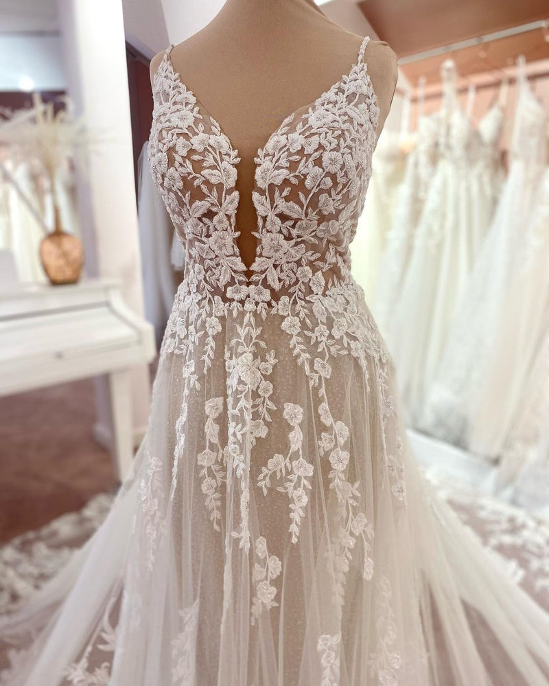 Gorgeous Spaghetti-Straps Lace Wedding Dress Tulle Sleeveless Bridal Gowns-stylesnuggle