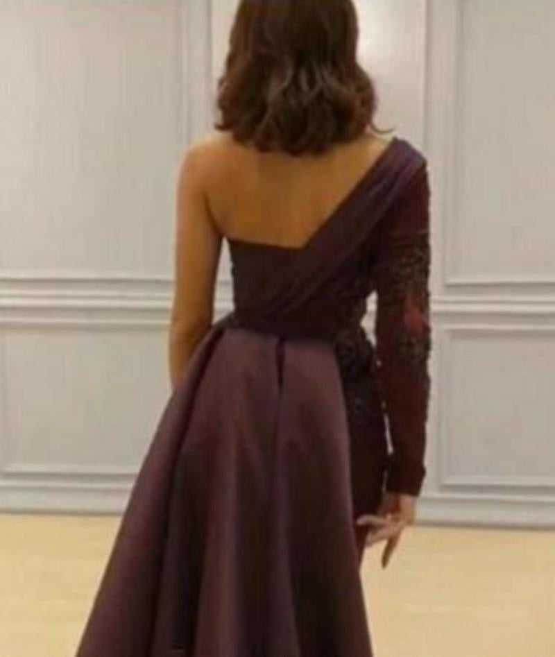 stylesnuggle offers new Graceful Asymmetric Splicing One Shoulder Appliques Spandex Satin Party Dresses Floor Length Open Back Evening Gowns With Waist Band at cheap prices. It is a gorgeous Column Prom Dresses, Evening Dresses in Satin, Lace,  which meets all your requirement.