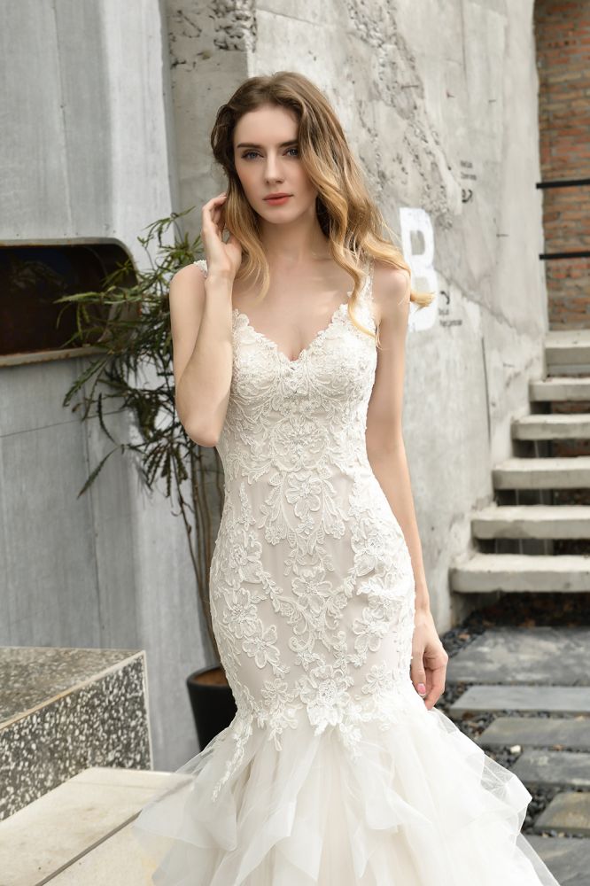 Do not know what to wear for your big day. stylesnuggle has Luxurious Mermaid Lace Wedding Dress avilable in White, Ivroy and champange. Try this simple bridal gowns for your summer wedding.