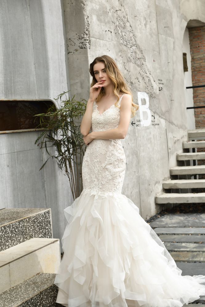 Do not know what to wear for your big day. stylesnuggle has Luxurious Mermaid Lace Wedding Dress avilable in White, Ivroy and champange. Try this simple bridal gowns for your summer wedding.