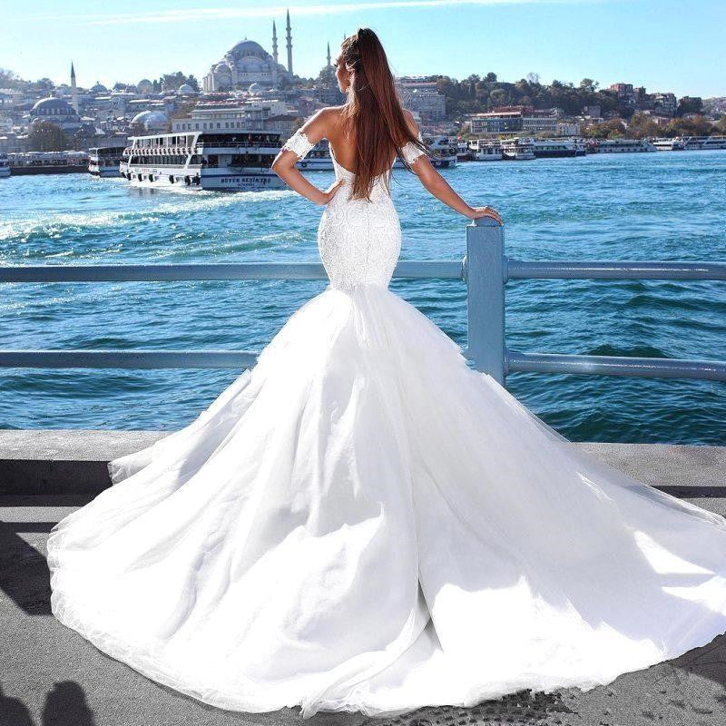 Custom made this Sweetheart Modern Wedding Dresse with Choker on stylesnuggle. We offer extra coupons, make in and affordable price. We provide worldwide shipping and will make the dress perfect for everyoneone.