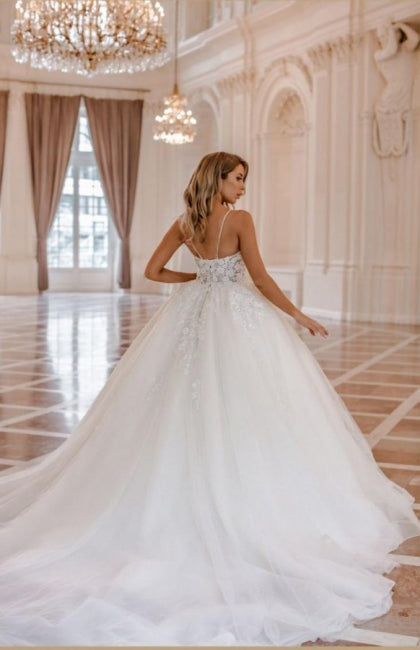 Modern Spaghetti-Straps Sleeveless Ball Gown Lace Wedding Dresses Online-stylesnuggle