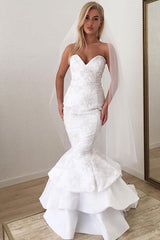 stylesnuggle.com supplies you Modern Sweetheart White Lace Appliques Mermaid Ruffless Long Wedding Dress at a price from Lace to Mermaid hem. Fast delivery worldwide. 