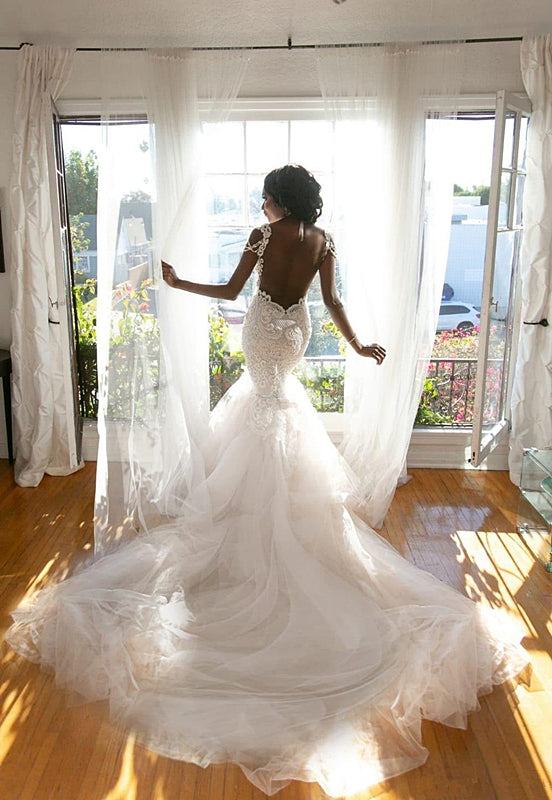 stylesnuggle.com supplies you Modern V-neck Thick Fall Wedding Dress with lace appliques at reasonable price. Fast delivery worldwide. 