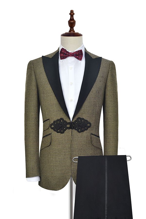 This Retro Small Checked Marriage Suits, Knitted Button Black Peak Lapel Wedding Suits for Men at stylesnuggle comes in all sizes for prom, wedding and business. Shop an amazing selection of Peaked Lapel Single Breasted Khaki mens suits at affordable price.