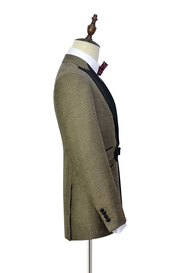 This Retro Small Checked Marriage Suits, Knitted Button Black Peak Lapel Wedding Suits for Men at stylesnuggle comes in all sizes for prom, wedding and business. Shop an amazing selection of Peaked Lapel Single Breasted Khaki mens suits at affordable price.