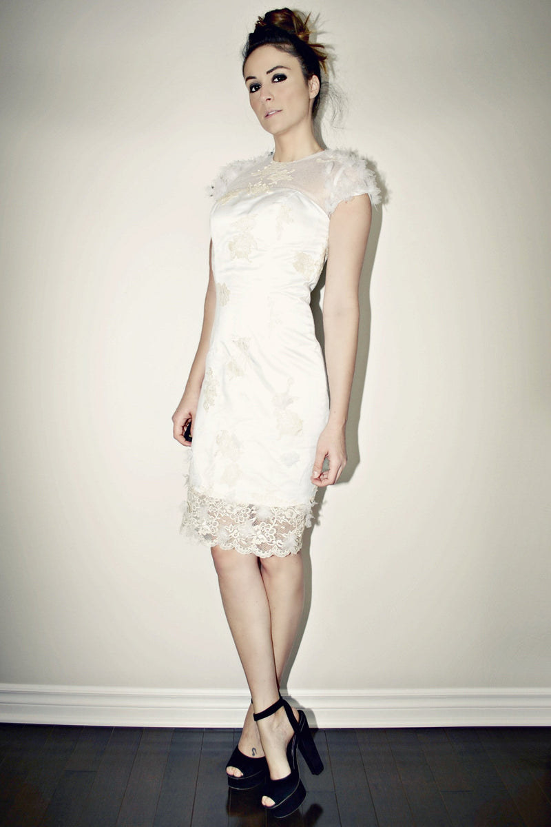 Sheath Round Collar Knee Length Shorts Sleeve Tulle Lace Wedding Dress-stylesnuggle