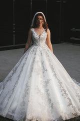 Glamorous V-Neck Sleeveless Wedding Dress Ball Gown Lace Bridal Wear-stylesnuggle